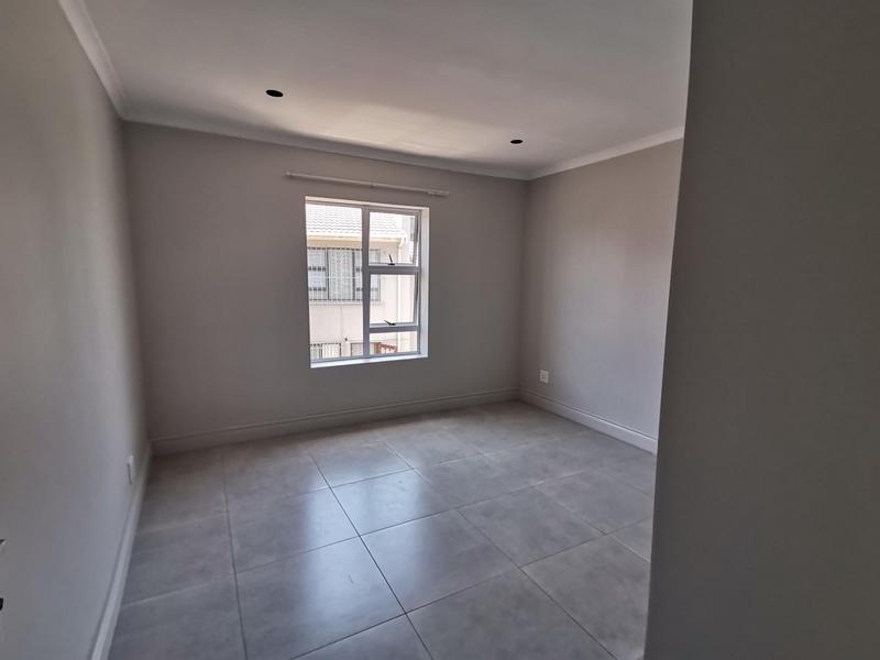 2 Bedroom Property for Sale in Goodwood Central Western Cape